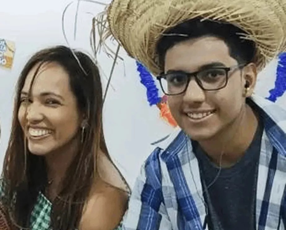 A assessora jurídica Mariana Cardim de Lima, com o filho único, João Gabriel Cardim Guimarães, que morreu após ser atropelado na Barra da Tijuca Reprodução