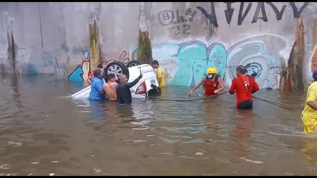 Mulher morre afogada ao tentar passar de carro por túnel alagado no Recife 