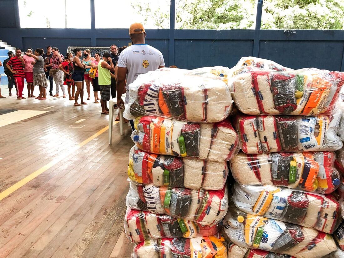 Famílias prejudicadas pelas chuvas, em Paulista, recebem gêneros alimentícios