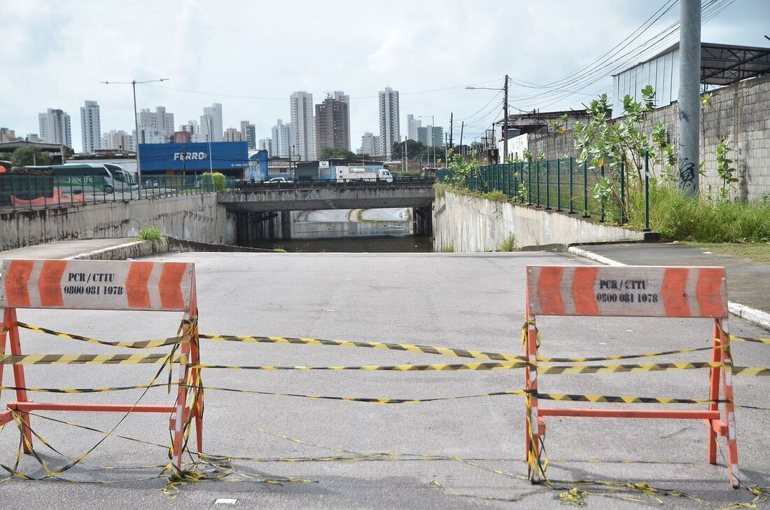 Túnel Felipe Camarão, no Recife, também foi interditado no último dia 30 de março