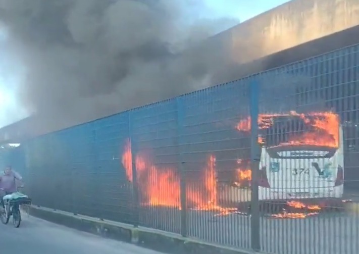 Ônibus que pegou fogo na tarde desta sexta-feira (5), no Terminal Integrado Largo da Paz, em Afogados