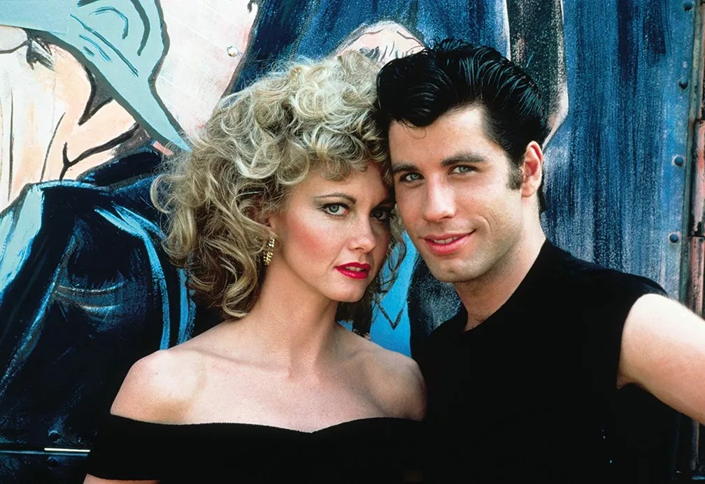 John Travolta presta homenagem a Olivia Newton-John