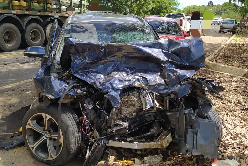 Com o impacto da batida, as latarias da frente dos dois veículos ficaram destruídas