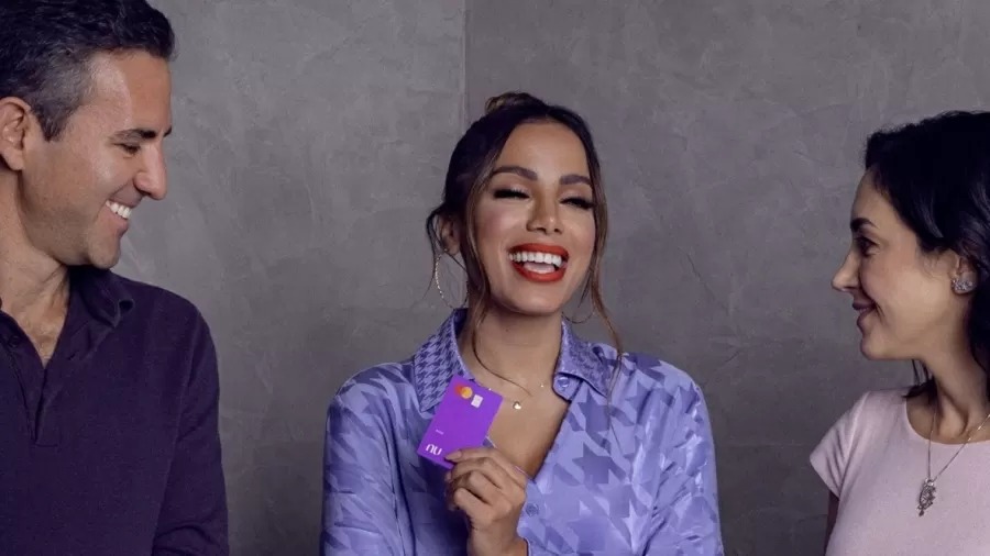 Cantora Anitta. Segundo o banco digital, a mudança está alinhada com marketing global do Nubank, que acompanha a ascensão internacional dela