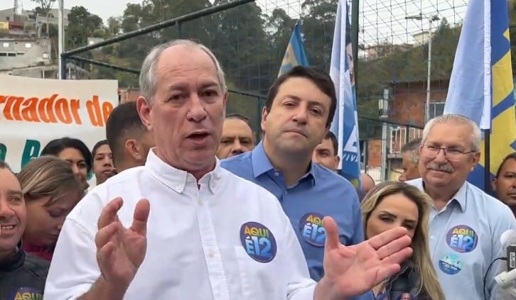 Ciro Gomes caminhou pelo bairro Cento e Vinte, em Santana do Parnaíba, cidade da região metropolitana de São Paulo