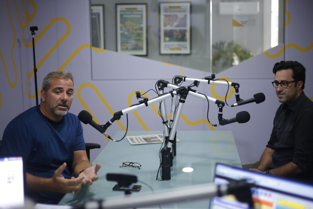 Os jornaistas Rodrigo Alvarez e Sérgio Patrick nos estúdio da Rádio Folha FM 96,7