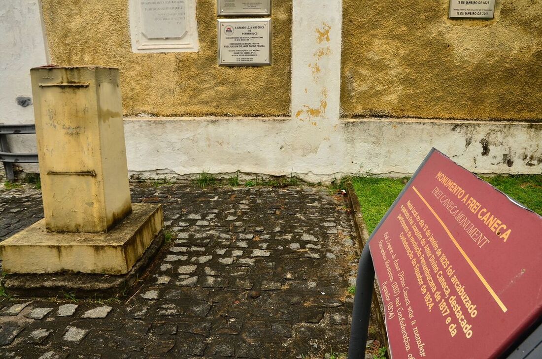 Peça foi roubada da praça