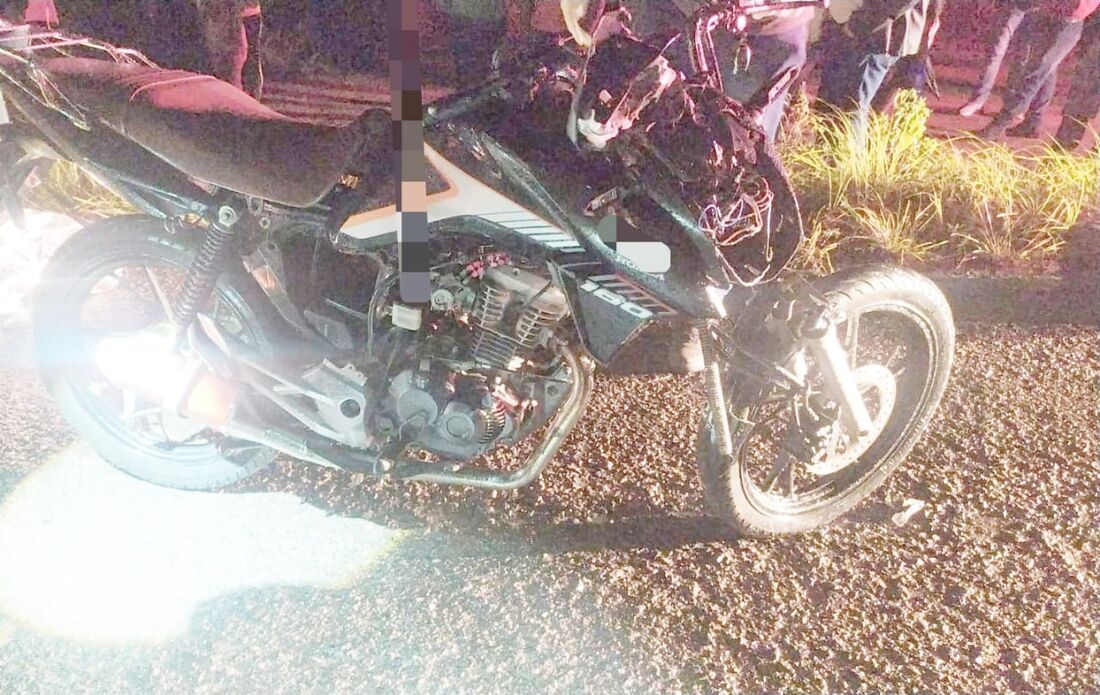 Motociclista caiu na pista após a colisão