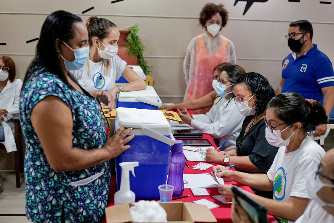 Vacinação contra Covid e Influenza, na loja Ferreira Costa, bairro da Tamarineira