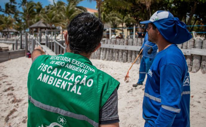 Prefeitura recomenda que banhistas e a população local evitem o contato direto com a substância