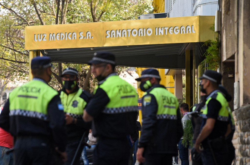 Oficiais da polícia em frente a entrada do hospital Luz Medica, onde pessoas foram infectadas com a pneumonia bilateral de origem desconhecida