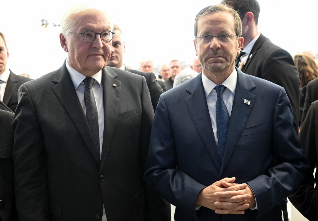 O presidente alemão Frank-Walter Steinmeier (esquerda) e o presidente de Israel Isaac Herzog participam de uma cerimônia para marcar o 50&ordm; aniversário de um ataque aos Jogos Olímpicos de Munique de 1972, na Base Aérea de Fuerstenfeldbruck, sul da Ale