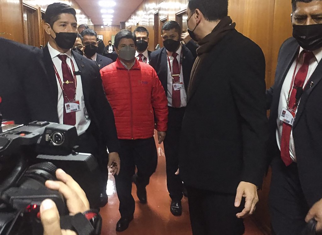 O presidente Pedro Castillo entra no prédio da promotoria em Lima em 5 de setembro de 2022