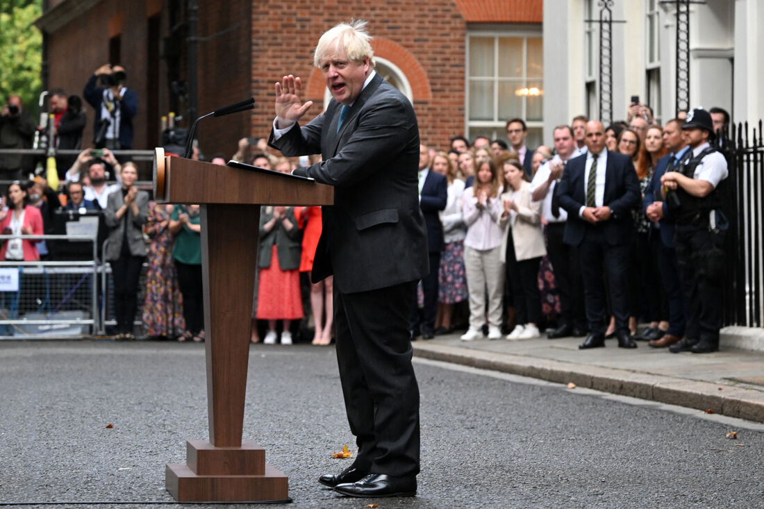 Boris Johnson em despedida de Downing Street na manhã desta terça-feira (6)