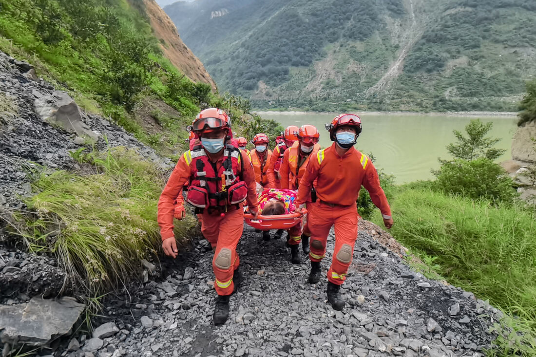 Bombeiros socorrem pessoas após terremoto de 6,6 graus de magnitude no sudoeste da China