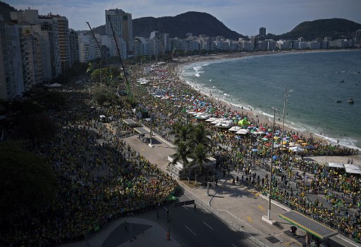 Apoiadores do presidente do Brasil, Jair Bolsonaro, se reúnem durante a celebração do 200&ordm; aniversário da independência do Brasil, em Copacabana