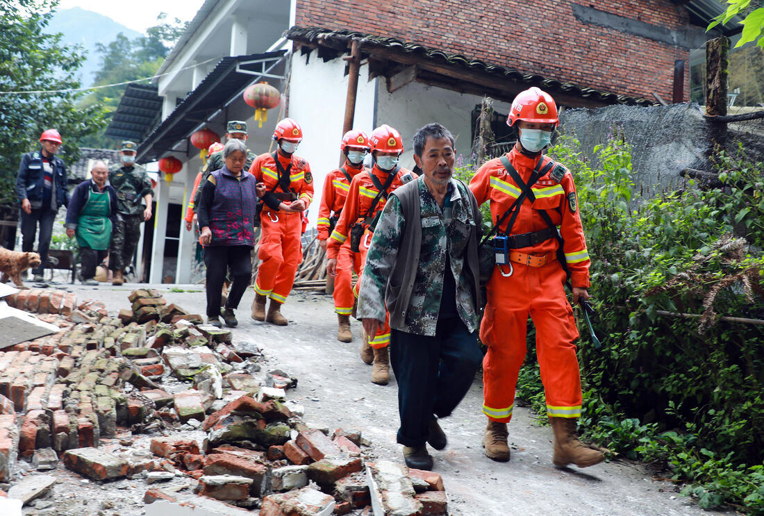 Equipes de resgate ajudam a evacuar os locais afetados pelo terremoto na China