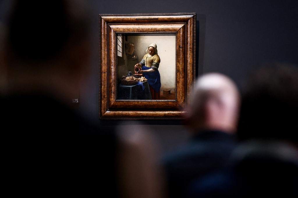 Esta fotografia tirada em 8 de setembro de 2022 mostra a pintura "Milkmaid" de Johannes Vermeer durante uma coletiva de imprensa sobre novas descobertas feitas em uma das pinturas mais famosas de Vermeer no Rijksmuseum em Amsterdã