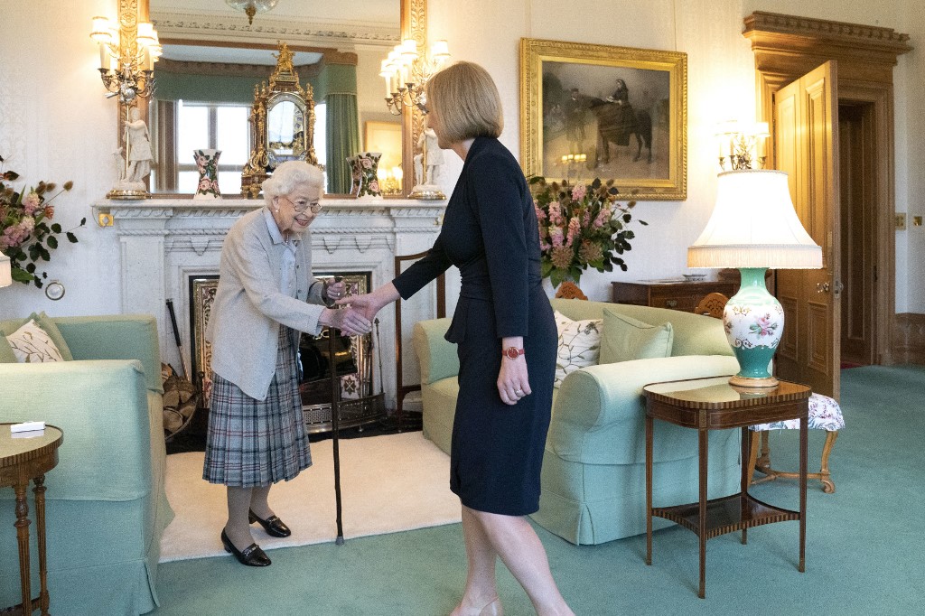 Nesta foto de arquivo tirada em 6 de setembro de 2022, a rainha Elizabeth II da Grã-Bretanha e a nova líder do Partido Conservador e a primeira-ministra eleita da Grã-Bretanha Liz Truss se encontram no Castelo de Balmoral em Ballater, Escócia, onde a rain