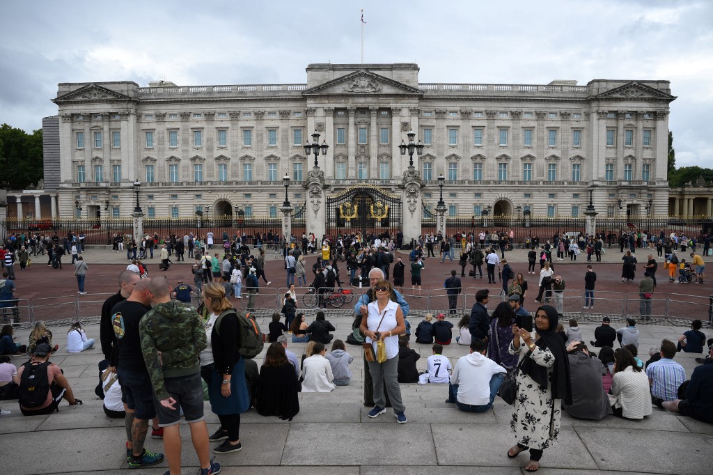 Multidões se reúnem do lado de fora do Palácio de Buckingham, no centro de Londres, em 8 de setembro de 2022