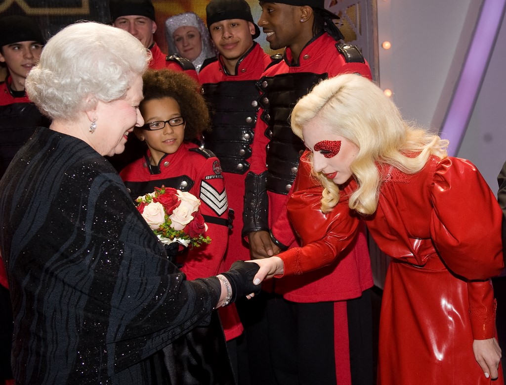 Rainha Elizabeth com a cantora Lady Gaga em dezembro de 2009