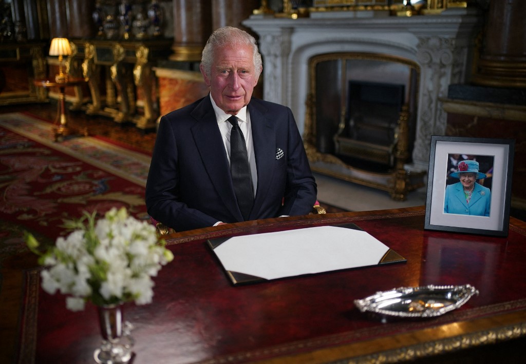 O rei Carlos III da Grã-Bretanha faz um discurso televisionado à Nação e à Commonwealth da Blue Drawing Room no Palácio de Buckingham, em Londres, em 9 de setembro de 2022, um dia após a morte da rainha Elizabeth II, aos 96 anos