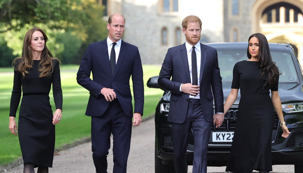 Príncipes William e Harry com suas esposas Catherine e Meghan no Castelo de Windsor