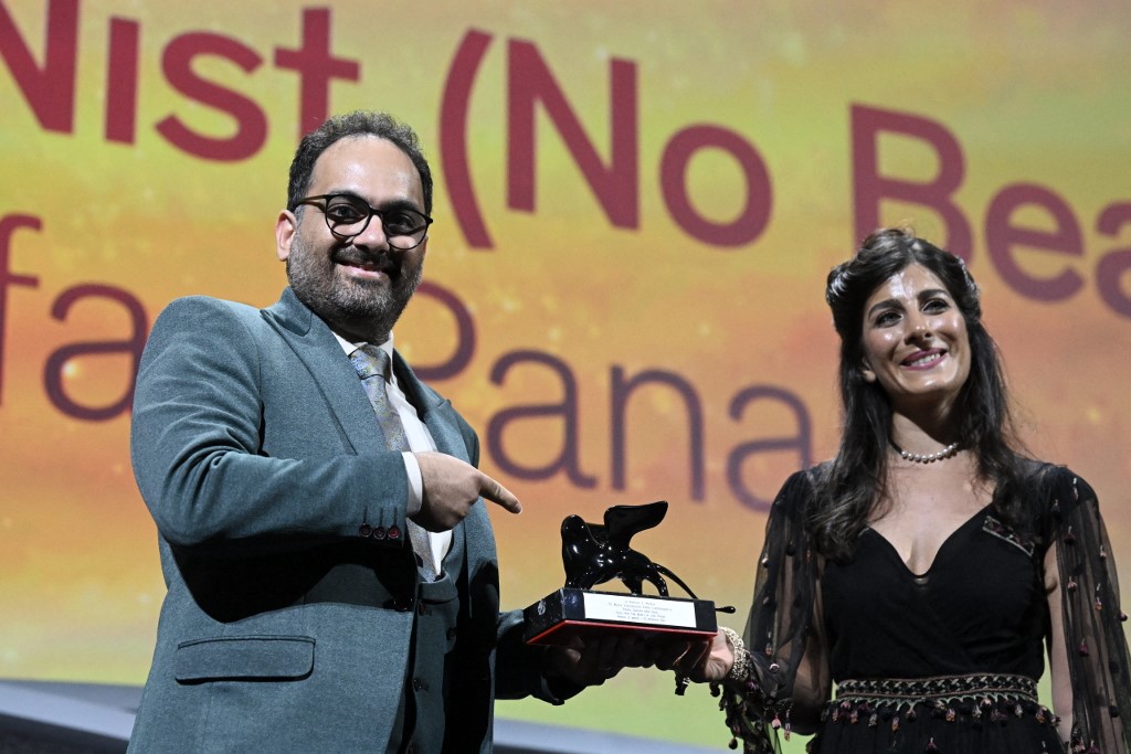 Cineasta iraniano Jafar Panahi recebendo o Prêmio Especial do Júri do Festival de Veneza