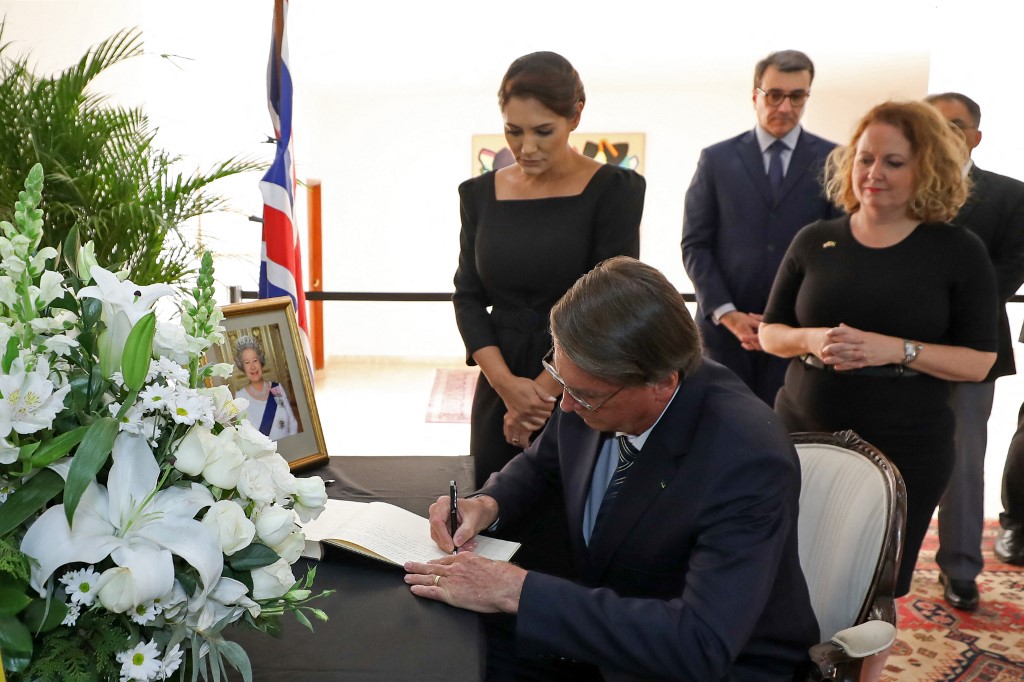 Bolsonaro foi à embaixada britânica homenagear Elizabeth II