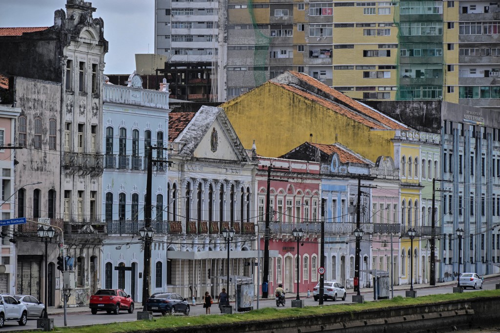 Vista de prédios históricos na rua da Aurora, área central do Recife