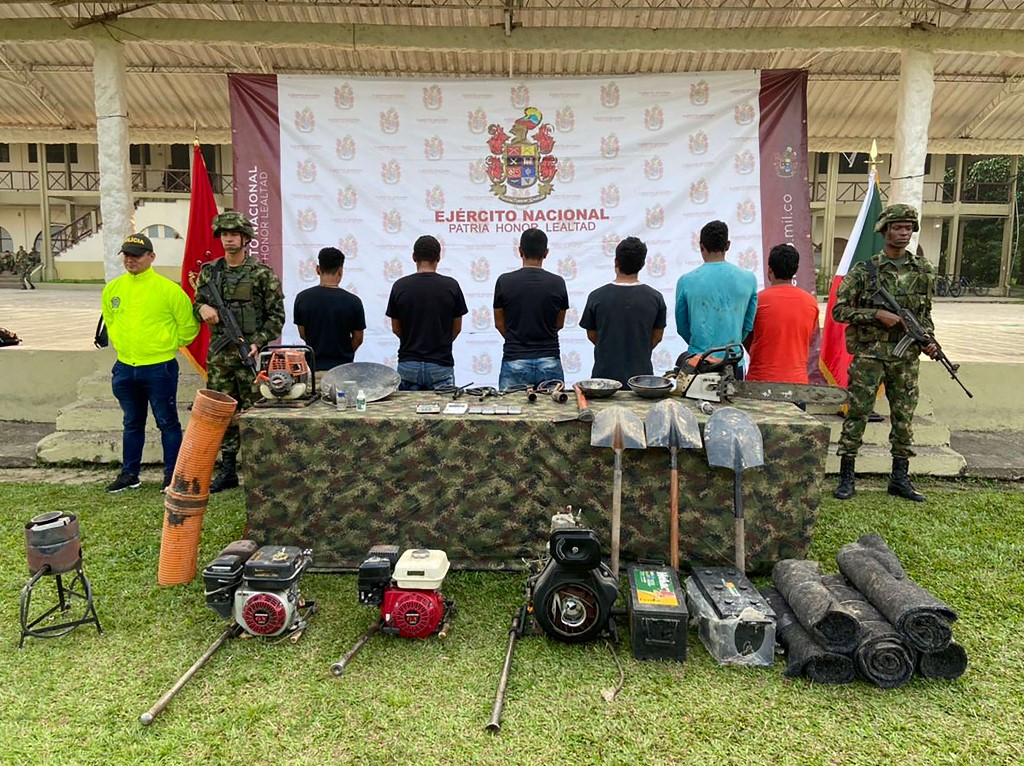 Brasileiros extraíam ouro ilegalmente na floresta amazônica