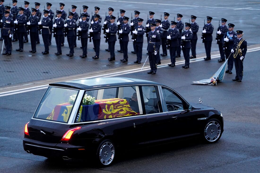 Caixão com corpo de Elizabeth II chegou na terça-feira (13) à capital inglesa 