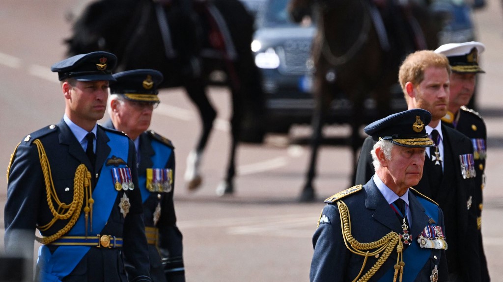 O príncipe William acompanhou o caixão de sua avó do Palácio de Buckingham para o Parlamento britânico