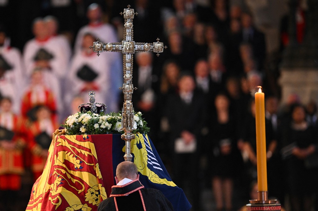 A rainha Elizabeth II ficará deitada no Westminster Hall, dentro do Palácio de Westminster, de quarta-feira até algumas horas antes de seu funeral na segunda-feira, com enormes filas esperadas para passar por seu caixão para prestar homenagem