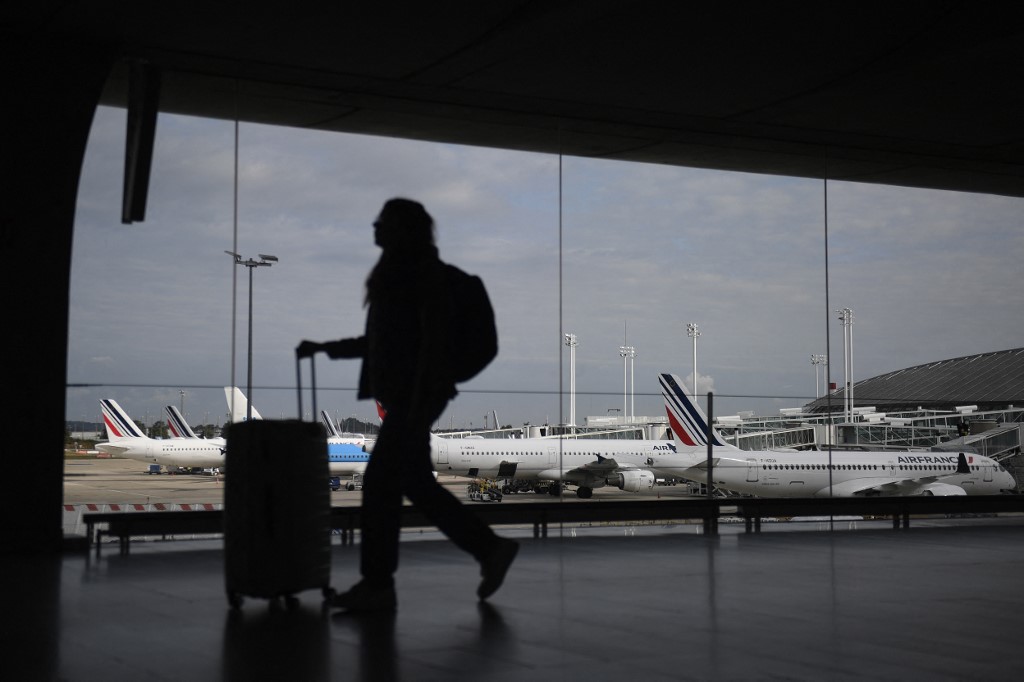 Pelo menos mil voos foram cancelados em consequência da greve convocada pelo sindicato dos controladores aéreos SNCTA, perturbando também o tráfego aéreo europeu, segundo a DGAC (Direction General de l'aviation civile)