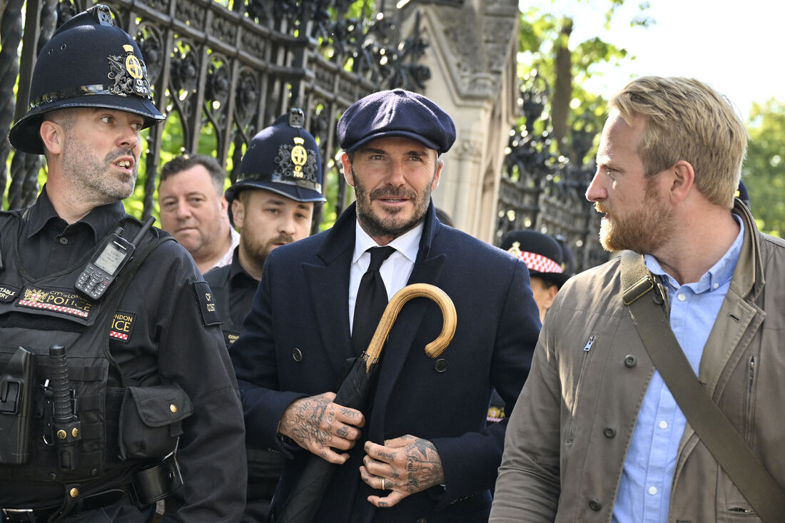 David Beckham, ex-capitão da seleção inglesa de futebol na fila para prestar seus respeitos à Elizabeth II