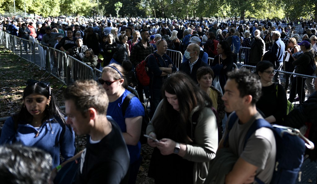 Membros do público se juntam à fila em Southwark Park, sudeste de Londres, para esperar para prestar homenagem à falecida rainha Elizabeth II, deitada em estado no Palácio de Westminster, no centro de Londres, em 17 de setembro de 2022