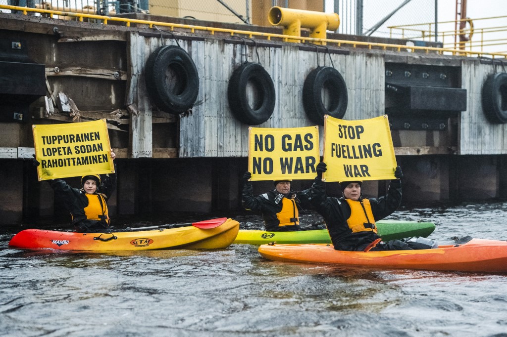 Esta foto tirada e distribuída em 17 de setembro de 2022 pelo Greenpeace mostra ativistas do Greenpeace em pequenos barcos exibindo faixas que diziam "Stop Fueling War" e "No Gas No War" 