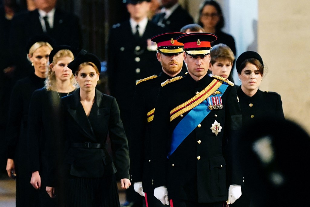 Netos da rainha Elizabeth II em vigília diante do caixão da monarca