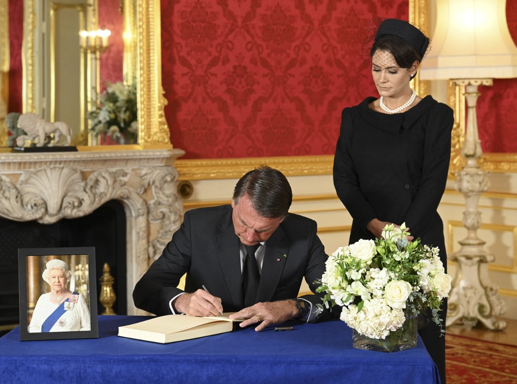 Presidente Jair Bolsonaro e primeira-dama, Michelle Bolsonaro em última homenagem à Rainha Elizabeth II 