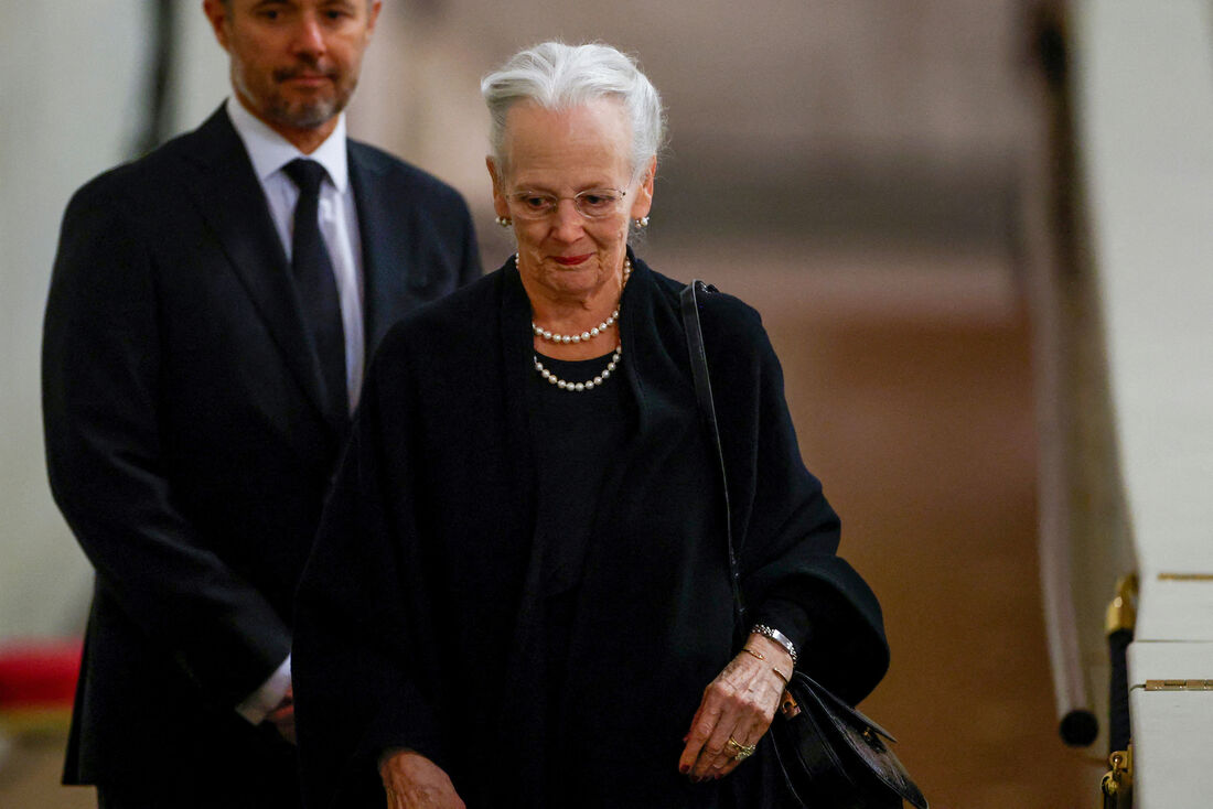 A rainha Margrethe II da Dinamarca e o príncipe herdeiro Frederik  prestaram seus respeitos no caixão da rainha Elizabeth II,