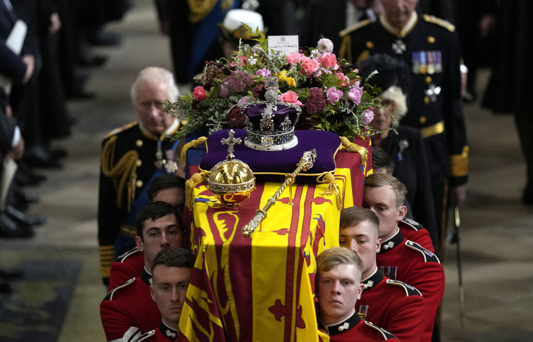 O funeral reúne figuras notáveis de todo o mundo, incluindo artistas e celebridades