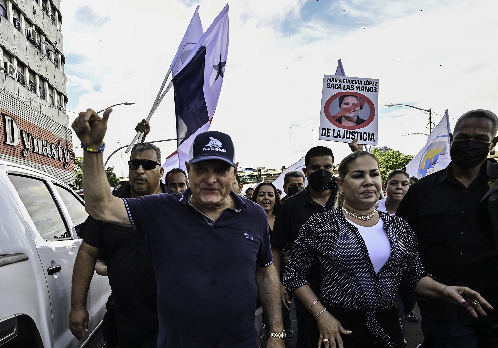 Ex-presidente do Panamá, Ricardo Martinelli, participa de protesto contra os promotores panamenhos após acusações de lavagem de dinheiro no caso Odebrecht