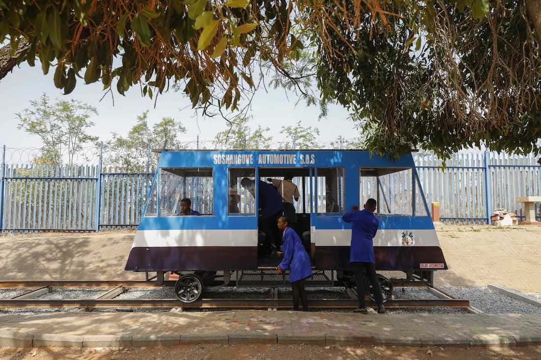 Jovens sul-africanos constroem trem movido a energia solar