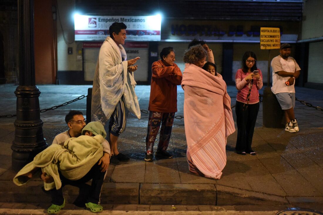 Moradores ficaram na rua após terremoto