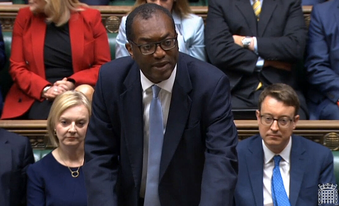 Kwasi Kwarteng, cita plano de orçamento anti-inflação na Câmara dos Comuns em Londres