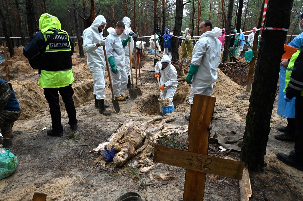 Sepulturas e uma vala comum foram descobertas em meados de setembro perto da cidade de Izium