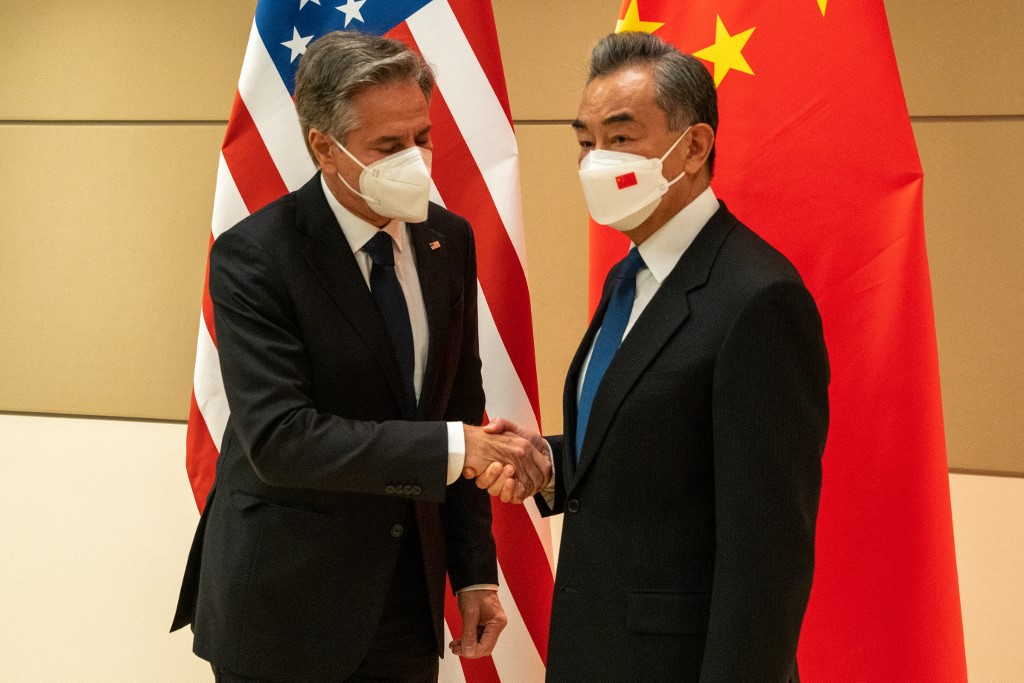 Chefes da diplomacia de Estados Unidos e China, Antony Blinken e Wang Yi