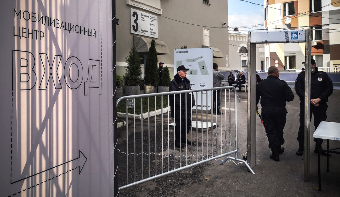 Pessoas esperam dentro de uma estação de recrutamento no centro de Moscou 