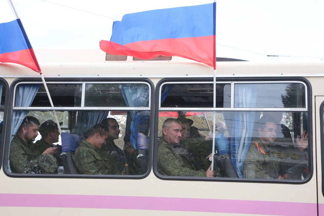 Reservistas da Rússia convocados durante a mobilização parcial participam de uma cerimônia de partida em Sebastopol, Crimeia